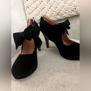 Black velvet pumps, vintage bow detail, formal shoes